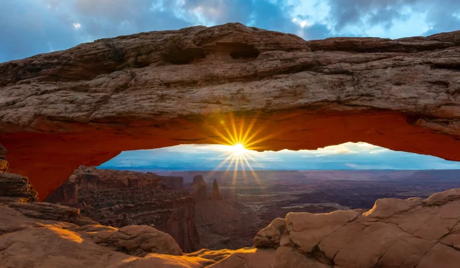 Paysage naturel dans les parcs nationaux des États-Unis, avec montagnes, forêts et canyons spectaculaires