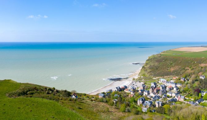 Découvrez la plage des petites dalles lors de votre visite des plus belles plages de Normandie avec Hortense