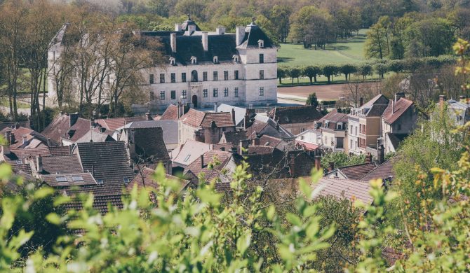 Ancy-le-Franc. Le village Ancy-le-Franc. Un château de la Renaissance dans un village français.