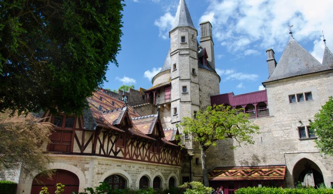 Le château de La Rochepot en France. Un château médiéval. Un château fort bourguignon. Un bâtiment ancien. Un