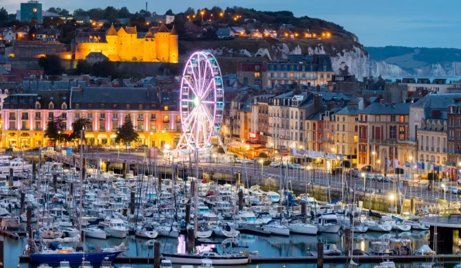 Vue panoramique de la plage de Dieppe avec ses maisons colorées et le port de la ville en arrière-plan