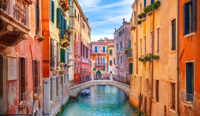 Couple amoureux en gondole sur les canaux de Venise au coucher du soleil.