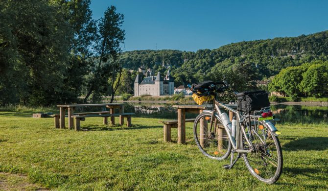 Air de repos sur la piste cyclable Via Rhôna au niveau du village de Saint Sorlin.