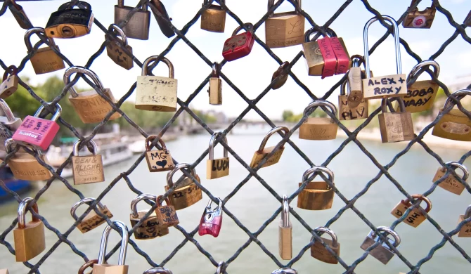 Cadenas des amoureux sur le Pont des Arts lors d'un séjour romantique à Paris