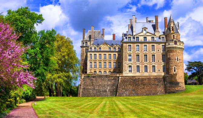 Vue du Château de Brissac entouré de ses jardins verdoyants lors d’un séjour en Pays de la Loire.