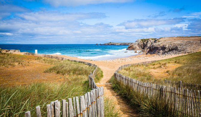 Découvrez la plage de Sciotot lors de votre visite des plus belles plages de Normandie avec Hortense