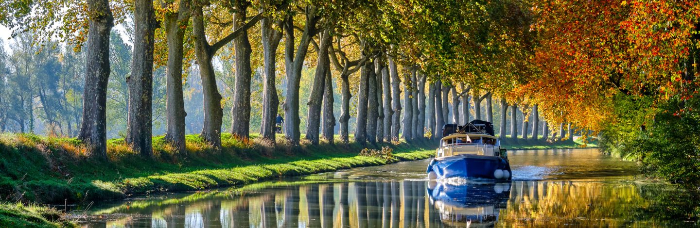 the canal du midi near the city of Toulouse in the fall
