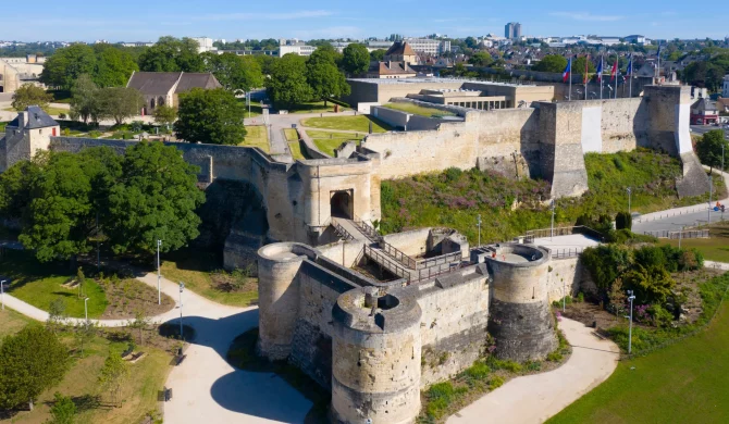 Vue panoramique sur le Château de Caen, monument historique en Normandie.