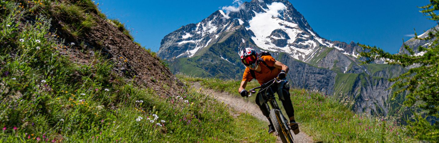 Rider mountain biking turn on downhill track, les 2 alpes, ecrins, oisans, france