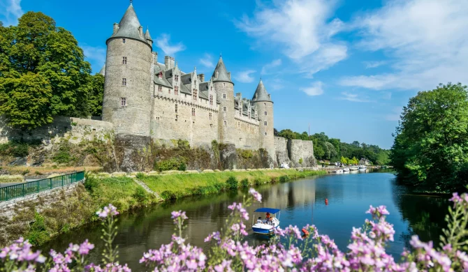 Château médiéval de Josselin, emblématique de la Bretagne.