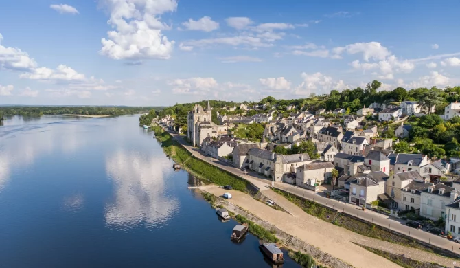 Vue du village de Montsoreau au bord de la Loire, Centre Val de Loire