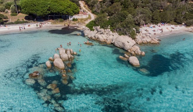 Découvrez la plage de Santa Giulia lors de votre visite des plus belles plages de Corse avec Hortense