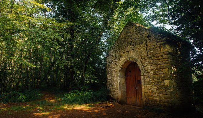 une vieille chapelle dans les bois. Une ancienne église médiévale dans la forêt. La chapelle de Châteauneuf-en-Auxois. Chapelle Notre Dame du Chêne