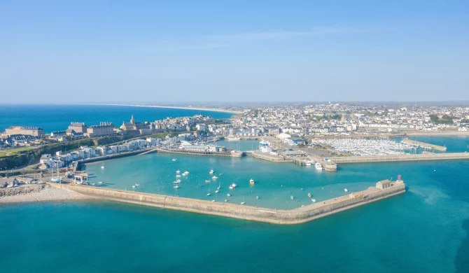 Vue panoramique sur le port de Granville avec des bateaux amarrés et la marée montante