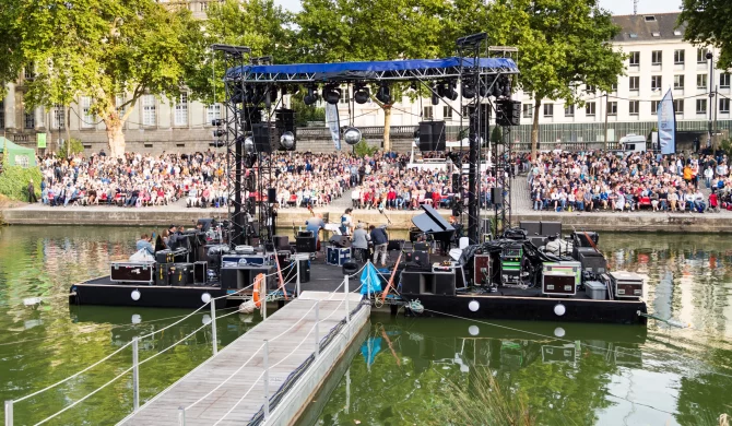 Concert en plein air lors du festival Rendez-vous de l’Erdre à Nantes pendant un séjour en Pays de la Loire.