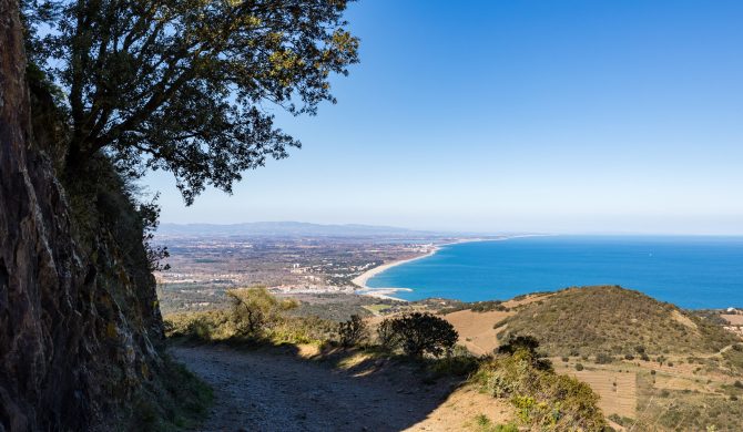 Vue sur Collioure et les plages d’Argelès-sur-Mer jusqu’à Leucate depuis le Massif des Albères (Occitanie, France)