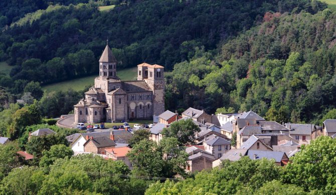 Église et village de Saint-Nectaire au coeur de l'Auvergne