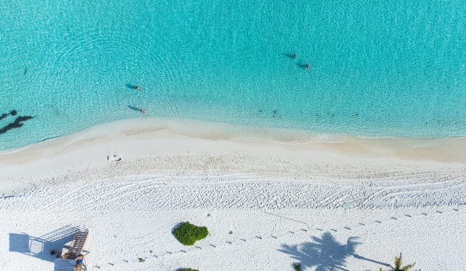 Turquise water and white sand beach in Playa del Carmen, Mexico