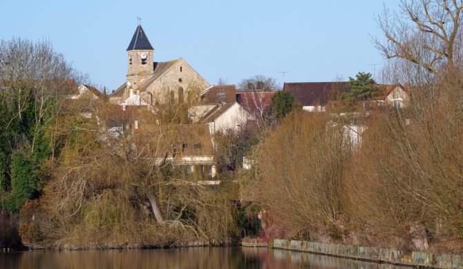 The church of the village of Vert le Petit seen from the ponds