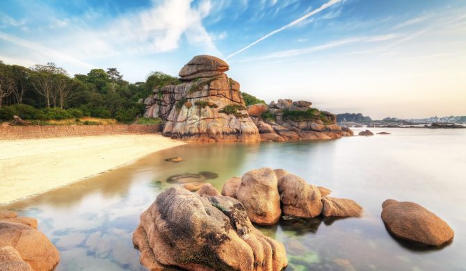 Découvrez la plage de Saint-Guirec lors de votre visite des plus belles plages de Bretagne avec Hortense