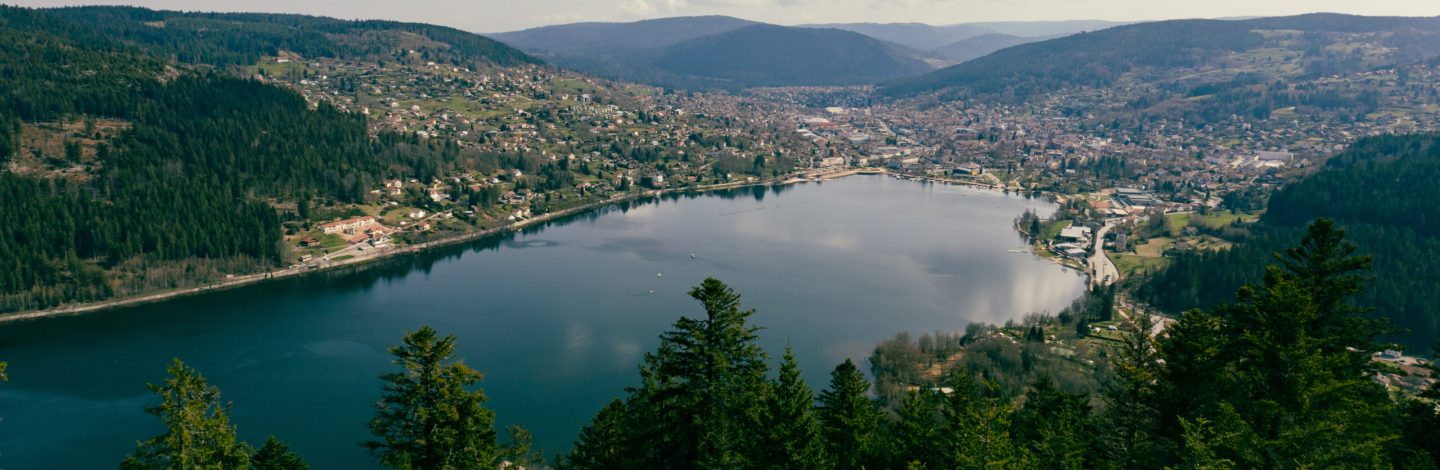 Vue sur la ville et le lac de Gérardmer dans les Vosges en France