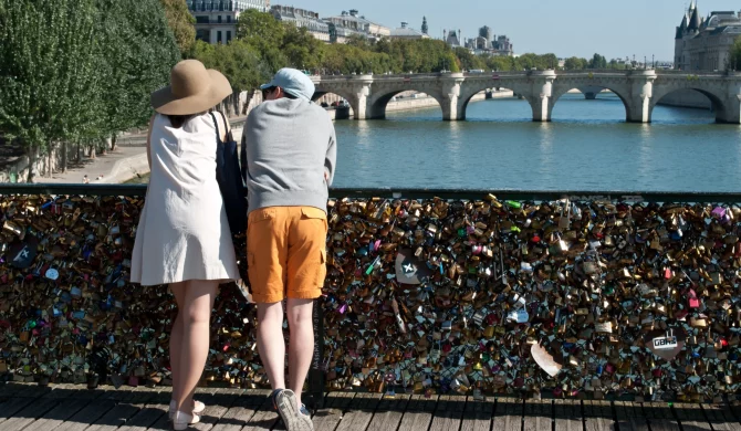 Cadenas d’amour accrochés sur un pont à Paris, symbolisant l'amour des couples.