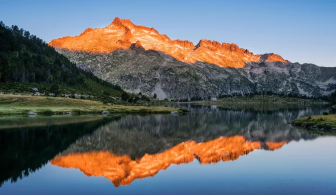 Randonnée dans les Pyrénées avec vue sur les sommets et les vallées.