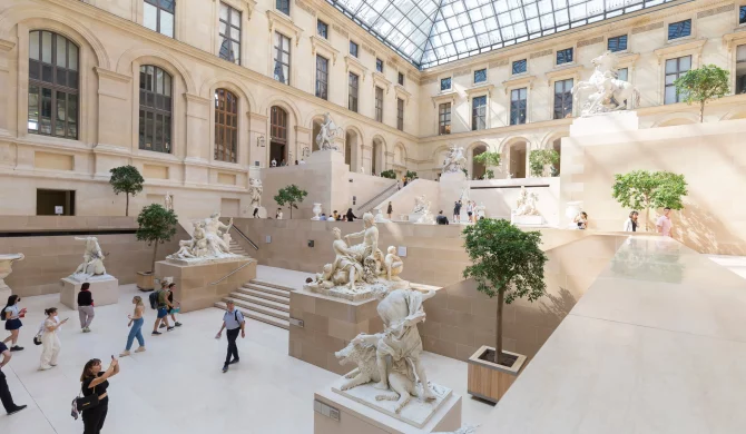 Couple admirant la pyramide du Louvre lors d'un séjour romantique à Paris