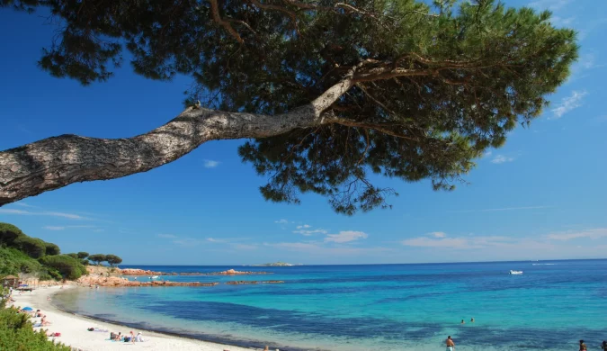 Plage de Corse en novembre, une escapade paisible pour un week-end au bord de la mer.