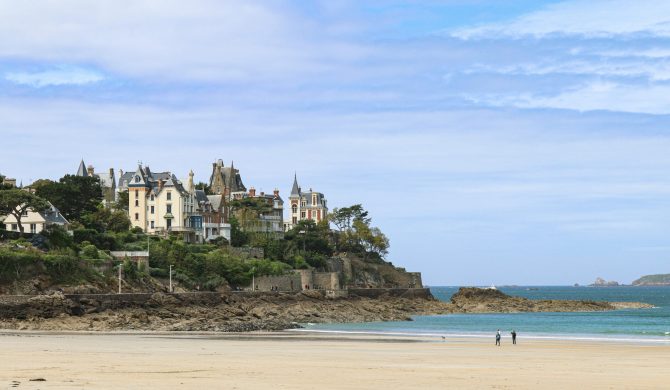 Découvrez la plage de l'écluse lors de votre visite des plus belles plages de Bretagne