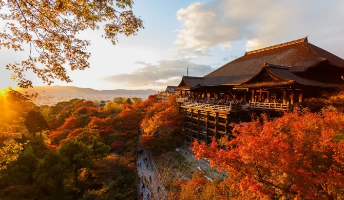 Coucher de soleil à Kyoto avec vue sur un temple traditionnel japonais et les montagnes en arrière-plan