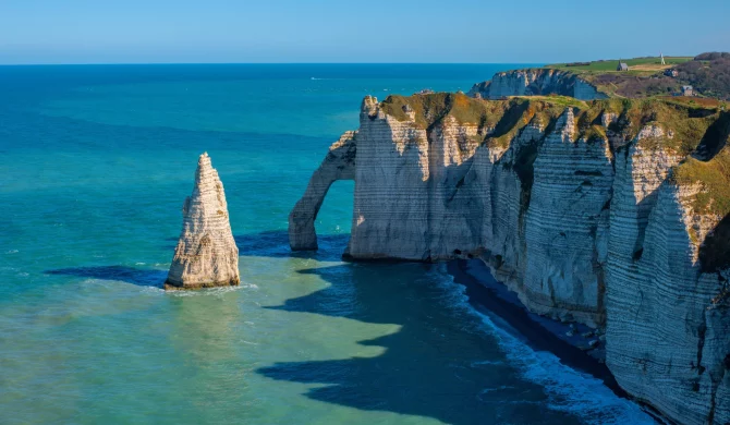 Vue panoramique sur la Côte d'Albâtre avec ses falaises blanches emblématiques et la mer