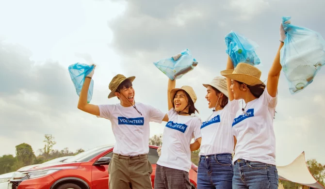 Personnes participant à une collecte de déchets pour protéger l’environnement.