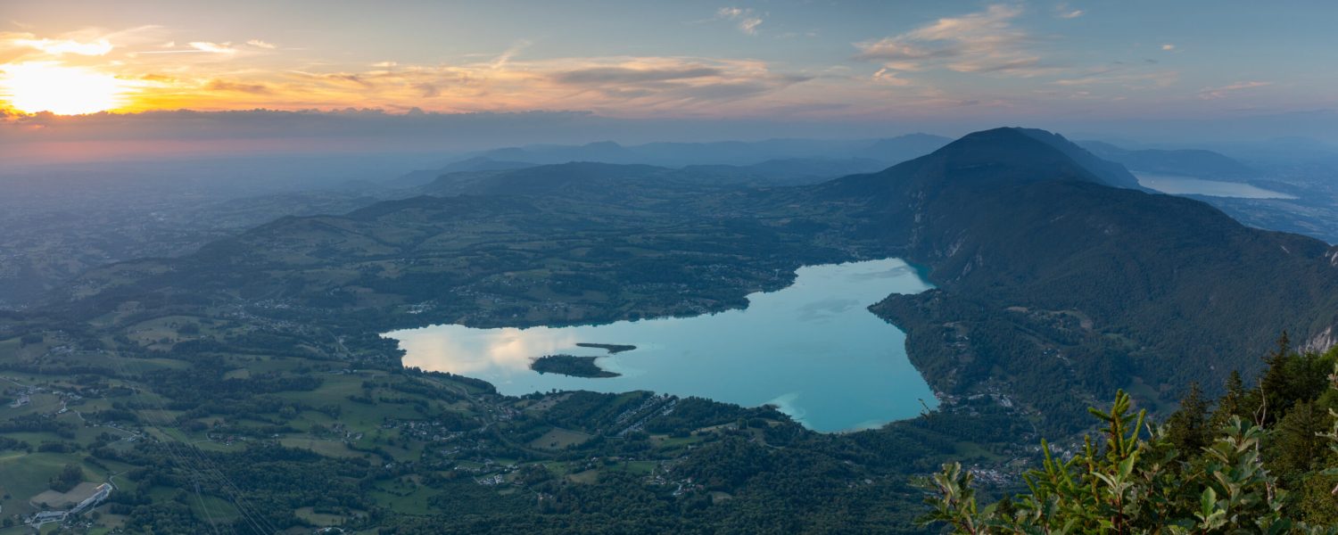 Coucher de soleil sur le Lac d'Aiguebelette et le lac d'aix les bain