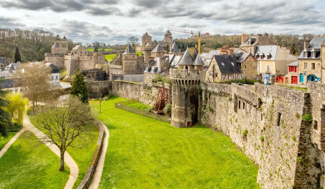 Château de Fougères, l'un des plus grands châteaux forts de Bretagne.