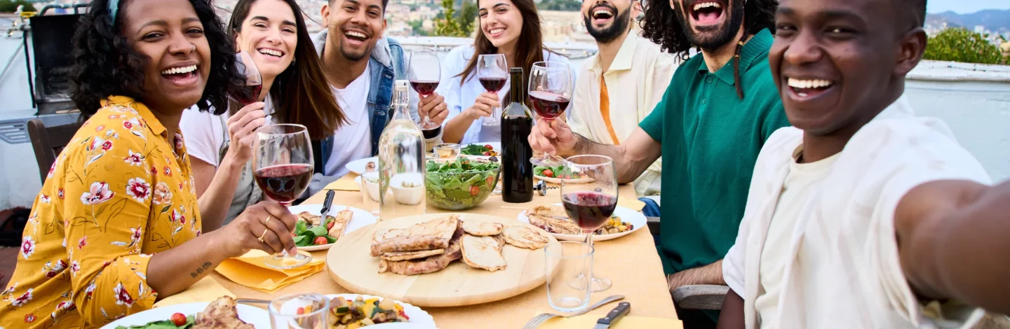 Groupe d'amis dégustant du vin dans un vignoble du Centre Val de Loire