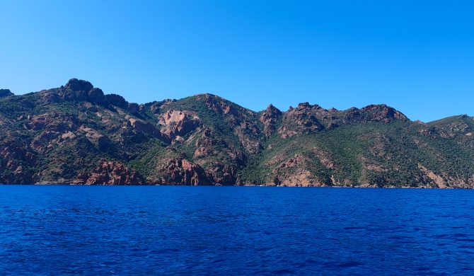 Découvrez la plage de Girolata lors de votre visite des plus belles plages de Corse avec Hortense