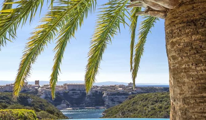 Hôtel sud de France : vue depuis la piscine de l'hôtel Cala Di Greco