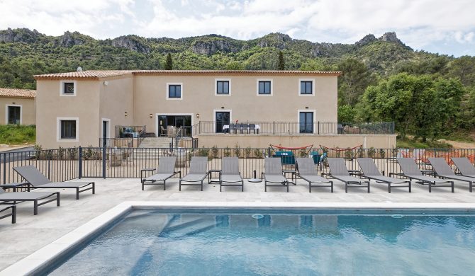 Le château de l'escarelle, extérieur du domaine avec vue sur piscine
