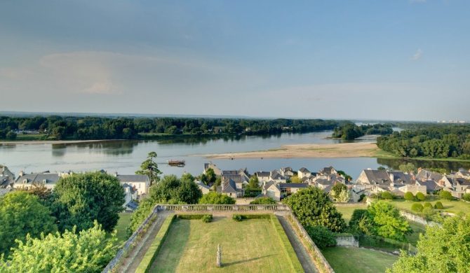 où partir en avril en famille : découvrez le château de Candes avec Hortense