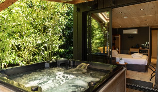 Domaine des Prés Verts, chambre vue sur la terrasse extérieure et son jacuzzi