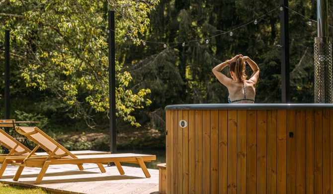 Profitez d'une détente absolue en extérieur avec le bain nordique de l'écolodge Home Chic dans les prés avec Hortense