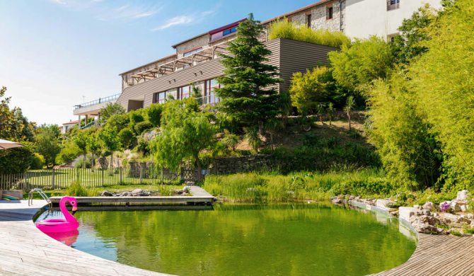 Domaine riberach, extérieur de l'hôtel, vue sur la piscine naturelle