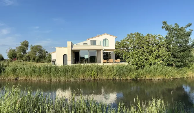 Extérieur du domaine du couvin, bordant une rivière