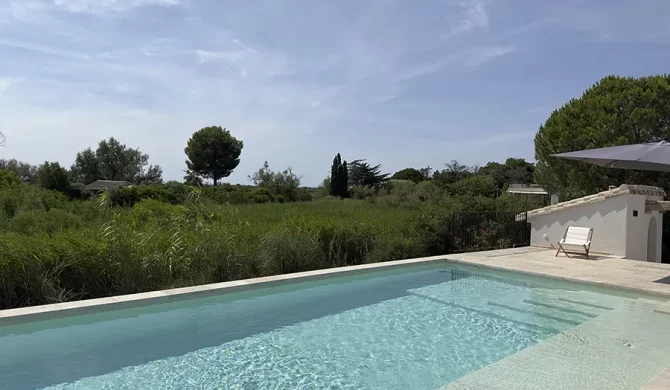 Piscine extérieur du domaine du couvin