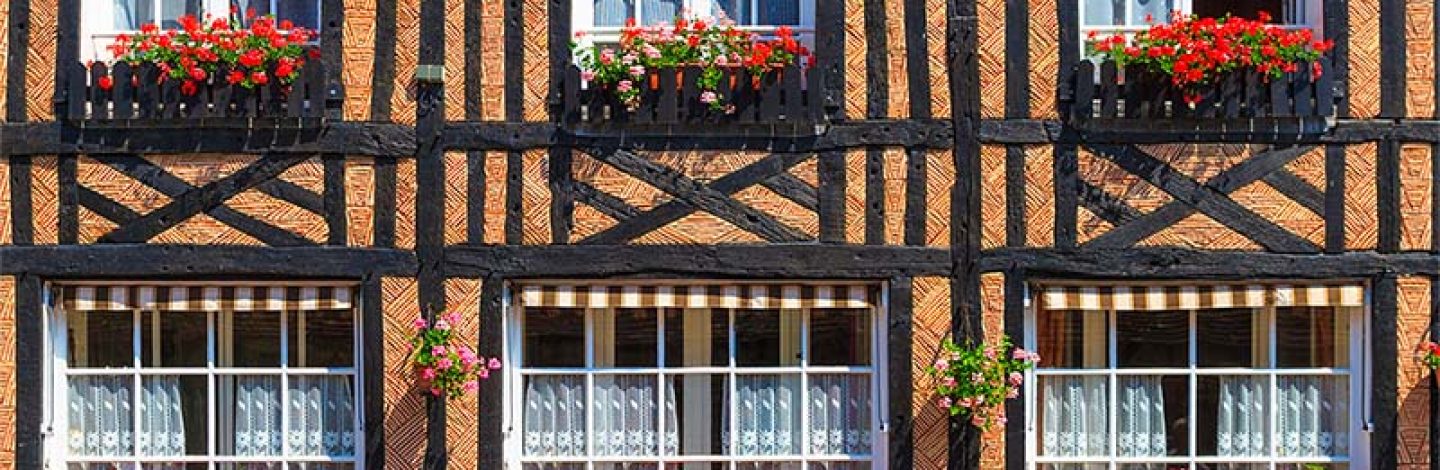 Beuvron-en-Auge : Facade d'une maison à colombages