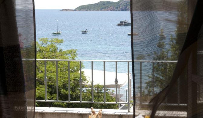 Vue à travers la fenetre d'une chambre de l'hôtel du Pinarello