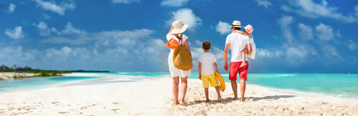 Checklist voyage : une famille sur la plage