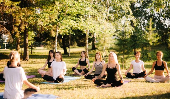 retraite-yoga- cours en groupe en extérieur