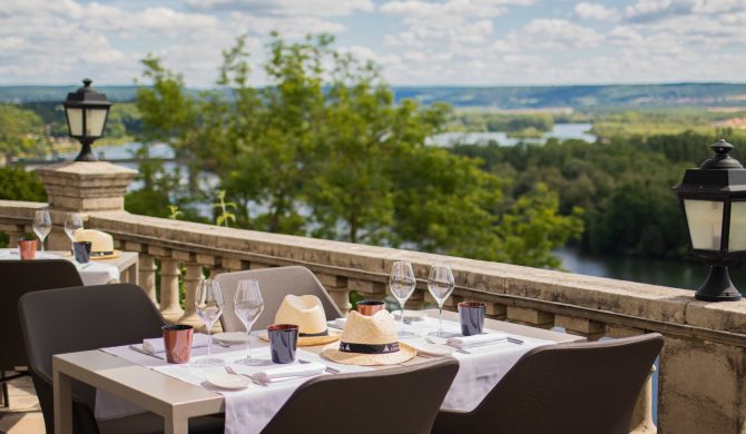 Découvrez le restaurant panoramique de l'hôtel et sa vue sur la Seine avec Hortense